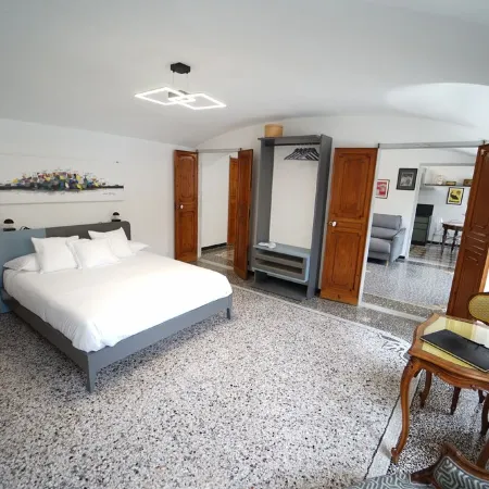 House of Romi Milly Apartment in the heart of the old town a stone's throw from the sea Отели в г. Кьявари