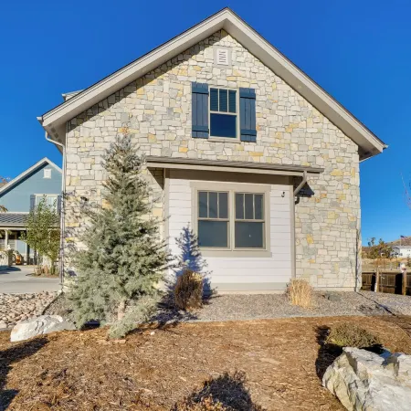 2 Mi to Town: Castle Rock Retreat w/ Fireplace!