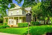 Prime location-Walk to food, Bars and Wineries! فنادق في Blanco County