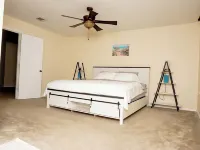 Charming 3-bedroom 6 beds. 2.5 bath. Pools access house with WiFi and AC in Kyle Hotels in Kyle