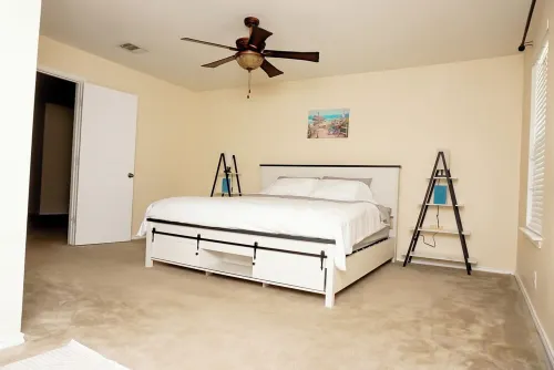 Charming 3-bedroom 6 beds. 2.5 bath. Pools access house with WiFi and AC in Kyle