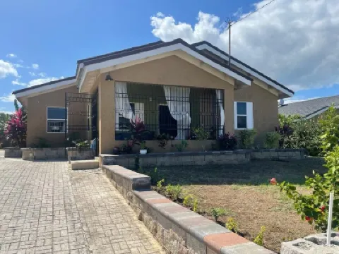 Kick back and relax in this calm, stylish space, Stuated in Falmouth, Jamaica. โรงแรมใน