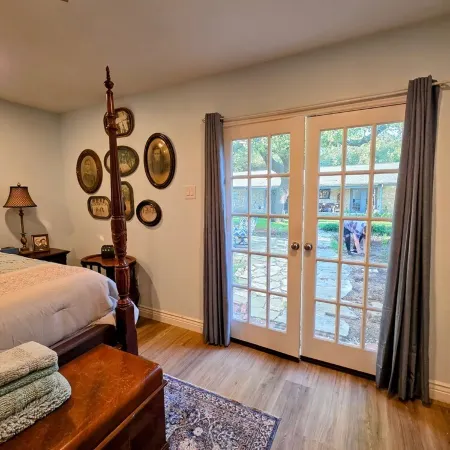 Charming 2-bedroom barndominium in marvelous Stephenville with AC, WiFi