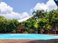 Au Jardin Déole - Villa Bois Avec Piscine Hotels in Sainte-Rose