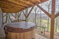 Serene Cabin in the Smokies w/ 2 Decks & Hot Tub! - 3-stjärniga