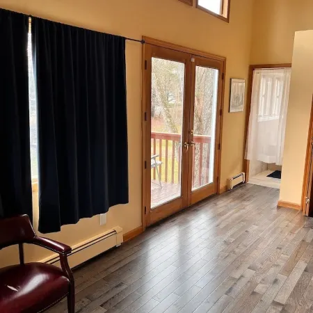 Spacious Hudson Valley retreat. Relax by the fire and enjoy the wildlife.