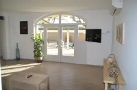 Appartement Cosy de 120 m2 Situé à Rasteau . Animaux de Compagnie Acceptés Hotels in Rasteau