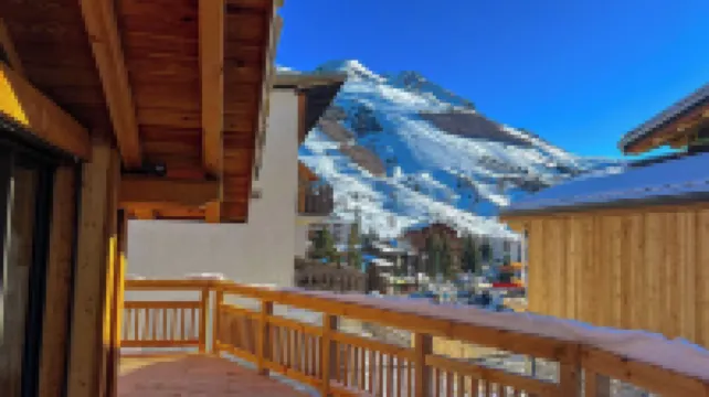 CHALET LOUNE sleeps 14 with jacuzzi and sauna