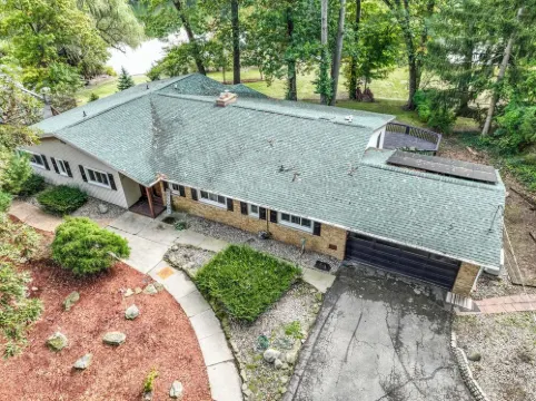 Waterfront Paradise - 2 Lake Views in Prime Location