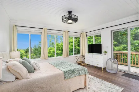 Open year round - Spacious 5-bedroom house with views of Lake Michigan in Mears