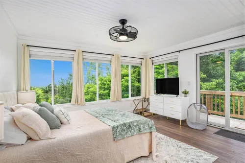 Open year round - Spacious 5-bedroom house with views of Lake Michigan in Mears