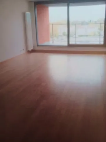 Sylvain du Puis residence opposite the Anderlecht chopine, ring, bus, metro.