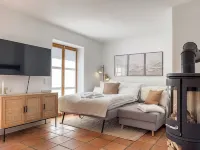 Alpinestay #1 - Apartment for 6: Mountain View, Balcony, Fireplace, Cinema, Yoga, Parking Lot