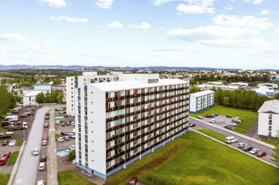 Cozy 3-bedroom apartment in beautiful Reykjavík with WiFi & mountain views Hotell i Háaleiti