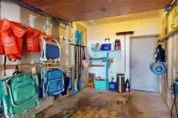 Waterfront Access and Screened Porch - Charming Nature Retreat 禿頭島住宿飯店