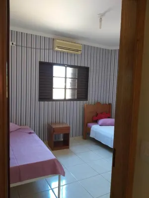 HOUSE NEAR 2 SHOPPING CENTERS - well located Hôtels à : 