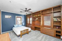 Downtown Ottawa Retreat: Sleeps 15, Heated Indoor Pool, Hot Tub, Sauna, 5BR/4BA