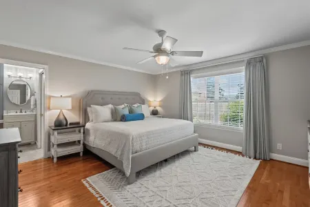 Spacious 5-bedroom house in the heart of Guntersville located ON the lake.