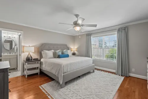 Spacious 5-bedroom house in the heart of Guntersville located ON the lake.