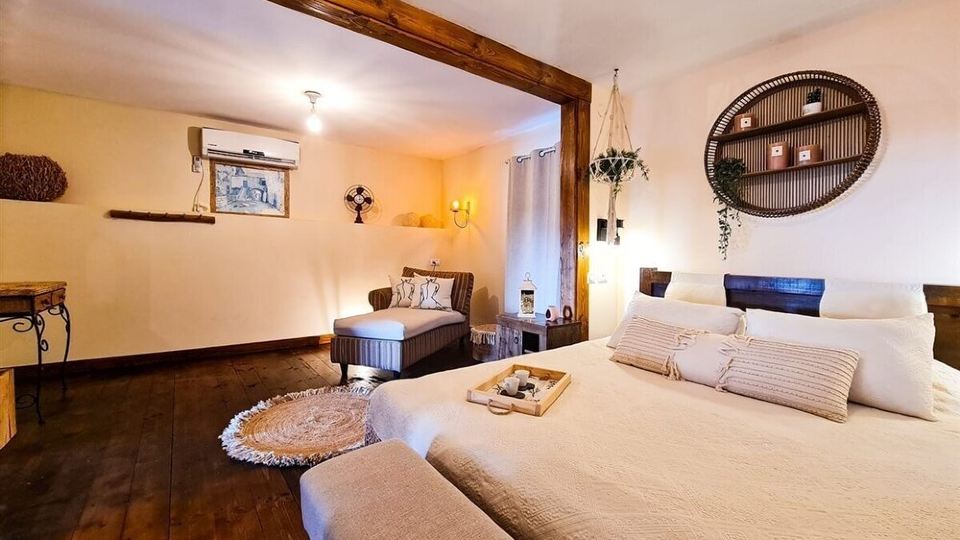 2 Bed Suite in the Old City and Commercial District. 2 Balconies, Meiron Scenery