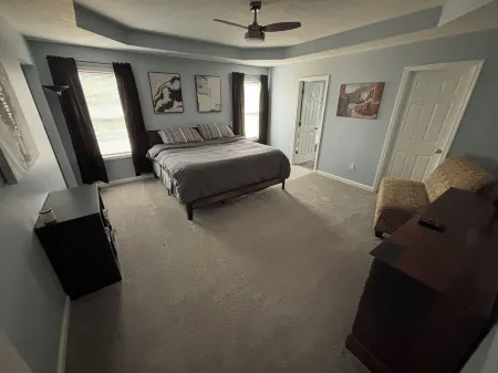 Spacious 5-bedroom house with game room, near downtown Noblesville and Ruoff