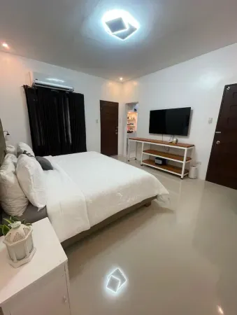 5BR House with Centralized AC, Backyard & Office Отели в г. Роксас Сити