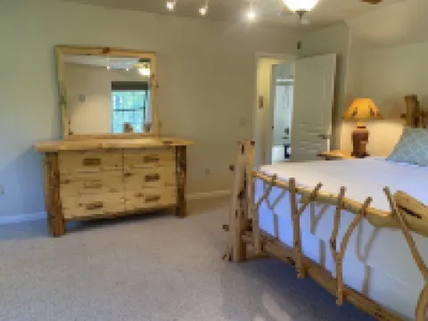 2 King 1 Queen Hot Tub  3-Bedroom Cabin in Groom Creek