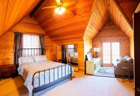 Mountain Vista Hideaway: Glamping in Your Own Private Treehouse