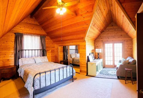 Mountain Vista Hideaway: Glamping in Your Own Private Treehouse