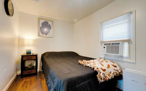 Charming 2-bedroom apartment with AC, WiFi in fantastic Utica