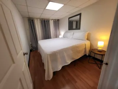 Charming 1-bedroom apartment in cool Troy with WiFi, AC Emma Willard附近的飯店