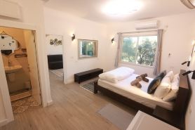 Charming 2-bedroom apartment with WiFi, AC in quaint Mikhmanim