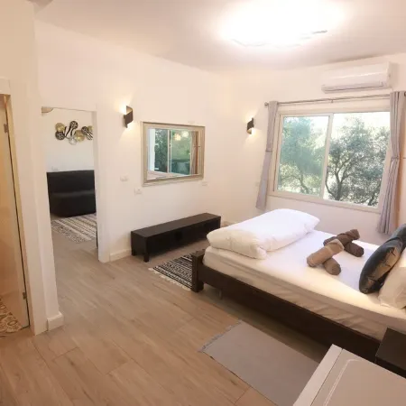 Charming 2-bedroom apartment with WiFi, AC in quaint Mikhmanim