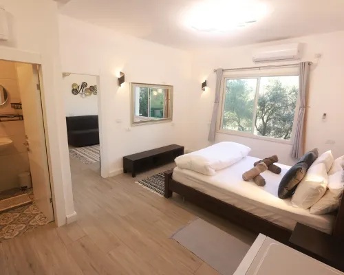 Charming 2-bedroom apartment with WiFi, AC in quaint Mikhmanim Hotels in Akko