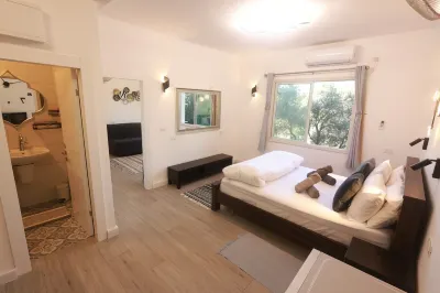 Charming 2-bedroom apartment with WiFi, AC in quaint Mikhmanim Hotels in 