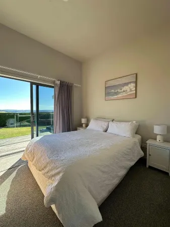 Coastal Paradise 4 bedroom Home with plenty of space for the boat