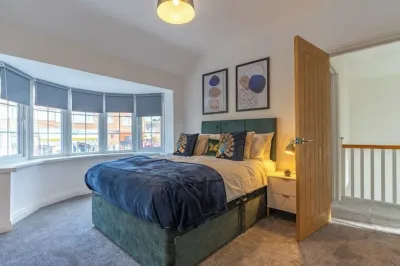 Home for Contractor/Families close to Birmingham City Centre & Attractions & M5 Hotels near Portway Lifestyle Centre