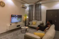 Modern 2-bedroom apartment with WiFi, AC in lovely Accra-Winneba Road,Blue Rose