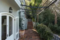 Pointers Villa with views of the vineyards, ocean and breathtaking sunrises