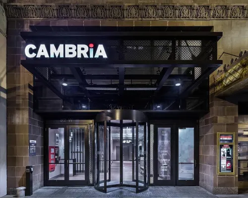 Cambria Hotel Chicago Loop - Theatre District Hotels near Picasso Statue