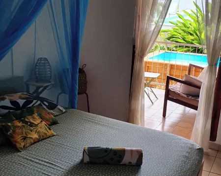 Les ti kaz a papé sunny gîte with small private pool, close to plage Leroux Отели в г. Деше