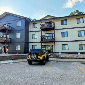 Birch Bungalow: Lead 2 Bedroom/2 Bath Condo. 5 mi to Skiing & 17 mi to Sturgis