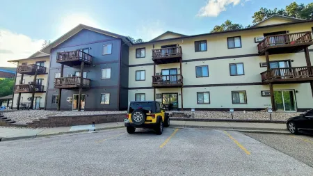 Charming 2 bedroom/2 bath condo with full kitchen, 3 TV's, AC, WiFi & more.