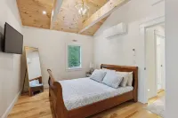Walk to Dock Square, 1.2 Mi to Gooch's Beach, Hot Tub -- Pine Tree Place
