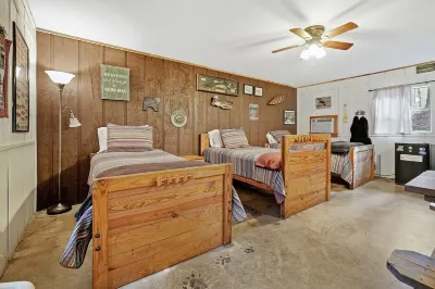 Cozy KOI COVE with AC and WiFi at magical Mulberry Gap! Hotels near Chief Vann House Historic Site