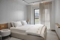 5 minutes to lake, Family friendly, enjoy with heated pool, barbecue, fireplace