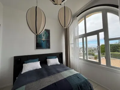 2-bed apartment with private terrace - 50m from beach and GR34. Dogs welcome. Plage de Carantec附近的飯店