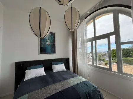 2-bed apartment with private terrace - 50m from beach and GR34. Dogs welcome. Отели в г. Карантек