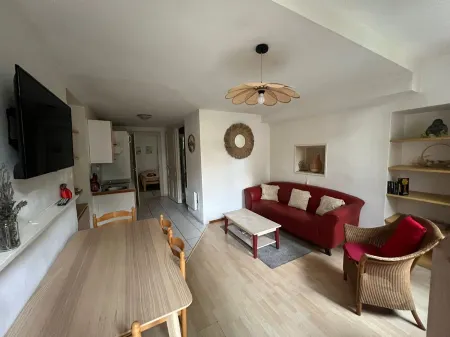 Apartment F2 CEZANNE garden level and private parking Résidence Les Platanes