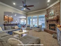 Recently Updated Home with outdoor grilling area and movie room Các khách sạn ở Glenpool